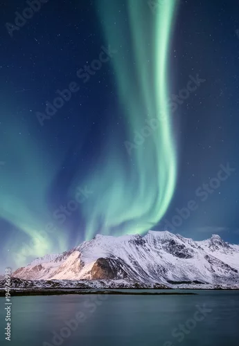 Obraz Północne światło pod górami. Piękny naturalny krajobraz w Norwegii