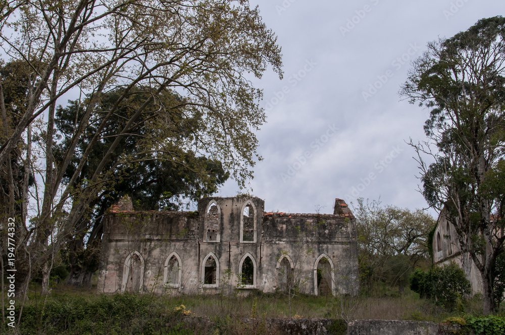 Palácio em ruínas e abandonado
