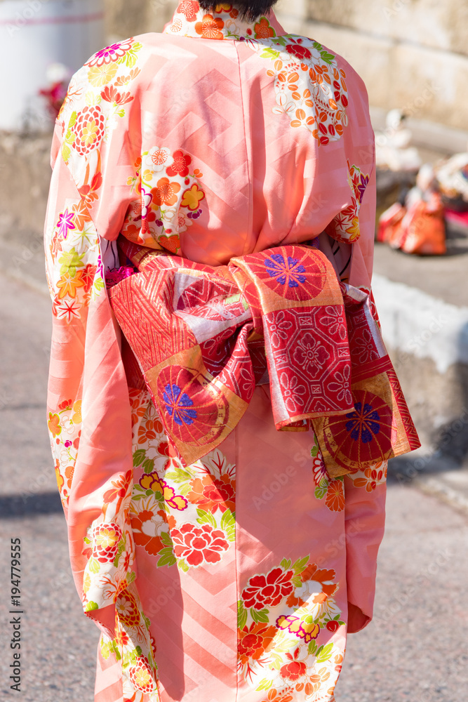 ひな祭りに着物を着た女の子の後ろ姿、日本