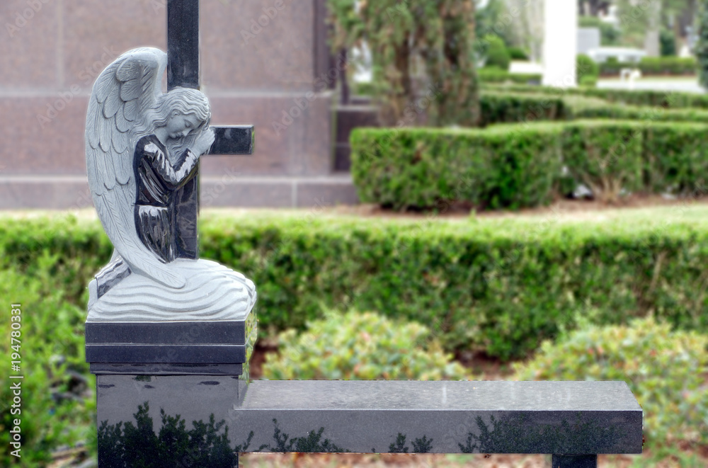 Obraz premium New Orleans Cemetery - Angel Watching Over Sitting Bench