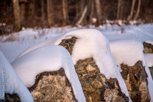 Roches sous la neige d'hiver