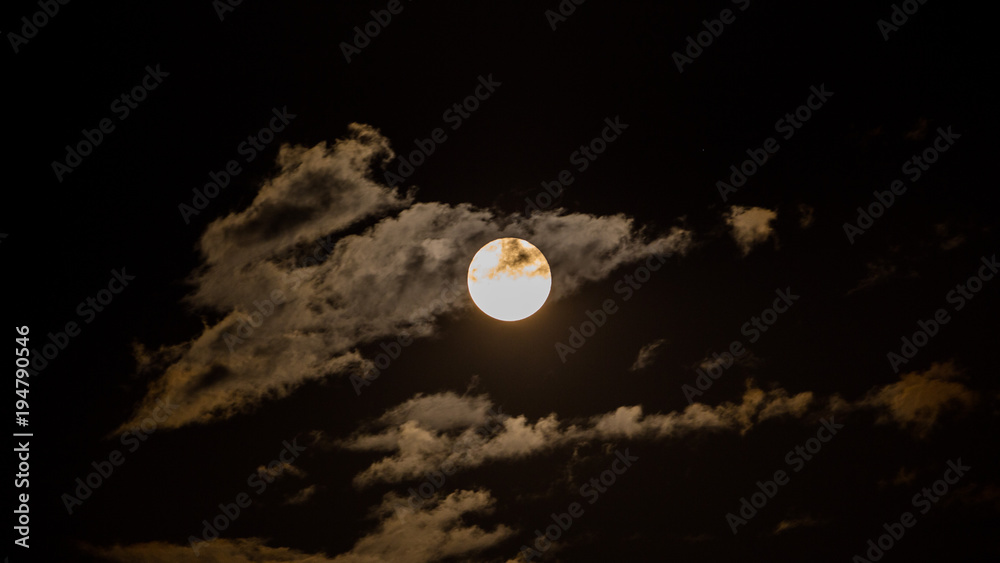 Obraz premium Full moon and moonlight in cloud