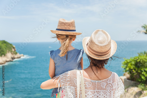 Mutter und Kind schauen aufs Meer