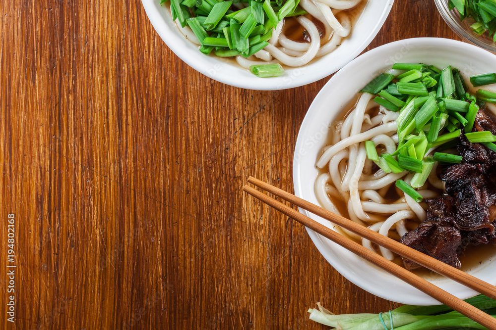 Naklejka premium Japanese Udon noodles with beef, green onion and soup
