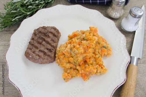 steak haché et purée photo