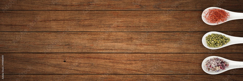 łyżki z przyprawami na drewnie <span>plik: #194808111 | autor: reichdernatur</span>