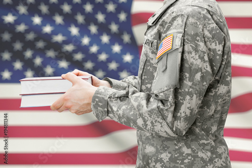 Konstfotografi USA army soldier holding books in his hands