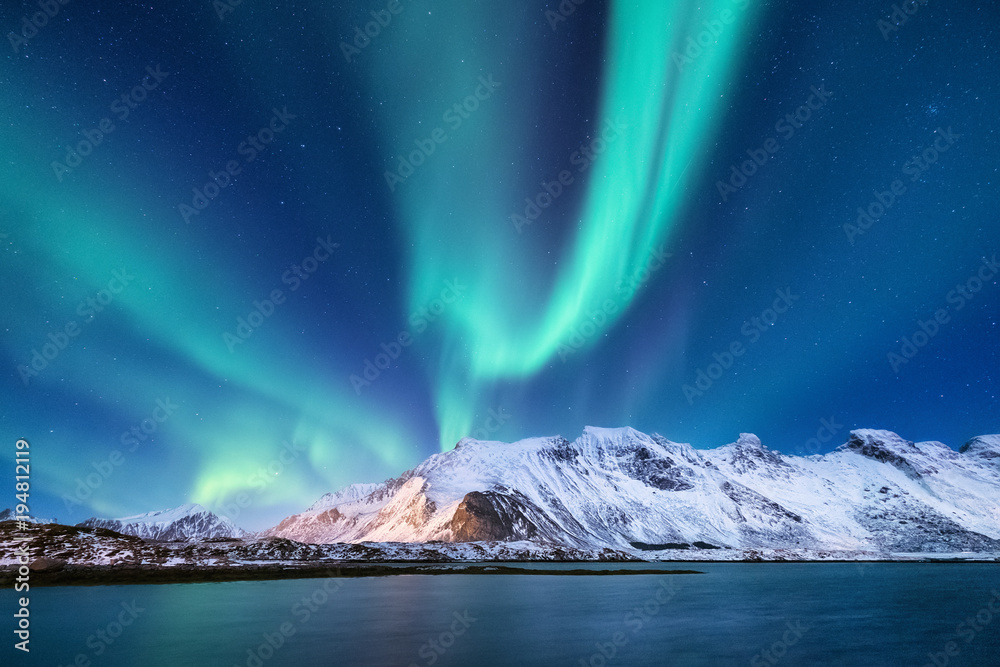 Obraz premium Światło północne pod górami. Piękny naturalny krajobraz w Norwegii