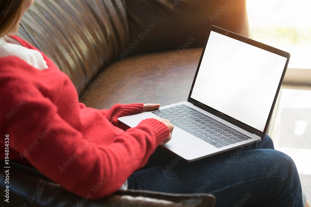 Naklejka premium Cropped shot woman typing mockup laptop computer with blank screen.