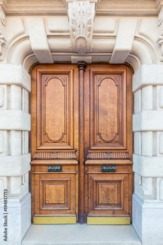 Naklejka premium old parisian style wooden door .