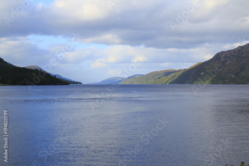 Loch Ness in den Highlands von Schottland bei Fort Augustus mit Bergen im Sommer