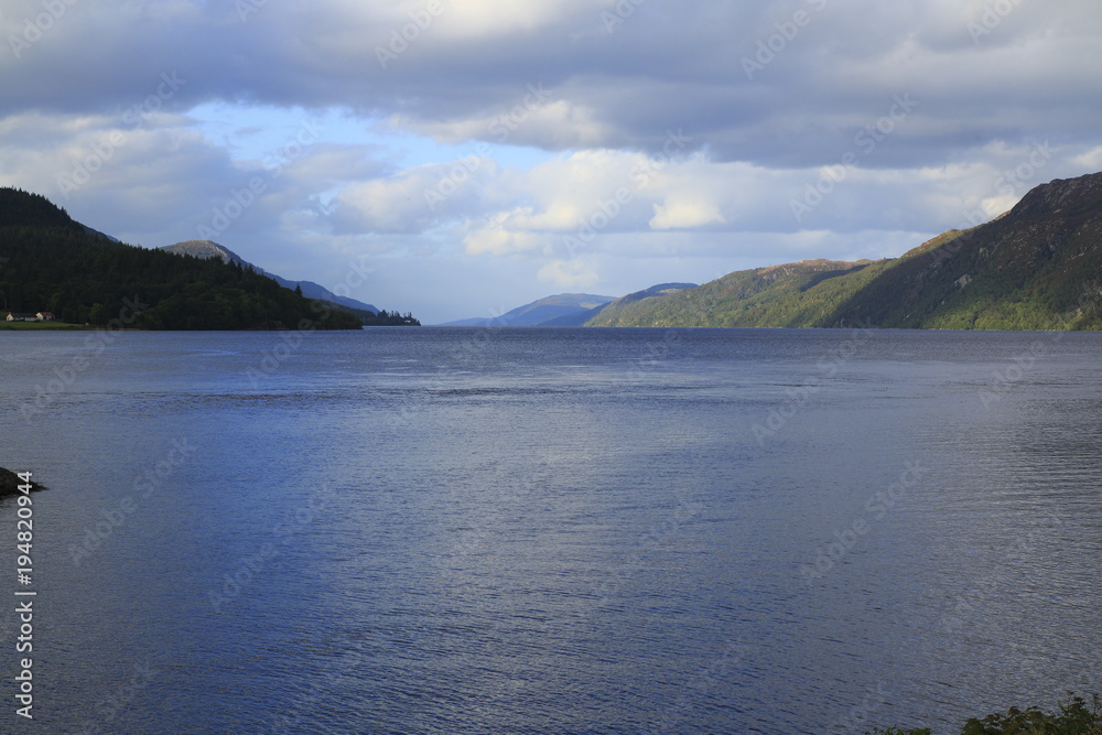 Loch Ness in den Highlands von Schottland bei Fort Augustus mit Bergen im Sommer
