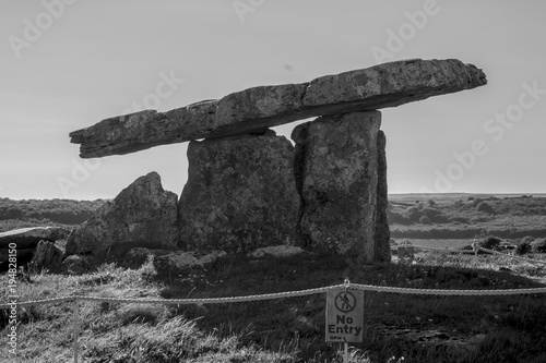 Poulnabrone dolmen © Finbar