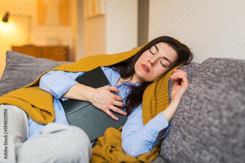 Fotografía Woman fall asleep while reading book at her home