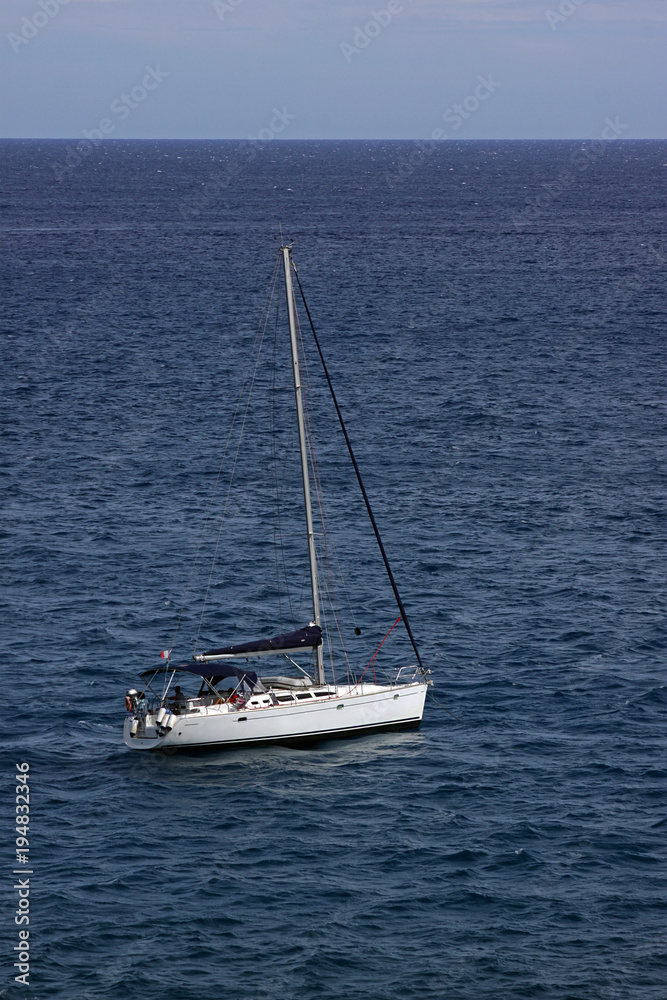 Obraz premium White sailboat