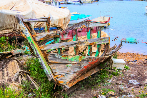 Remains of an old fishing boat with intense colors © Marlene Vicente