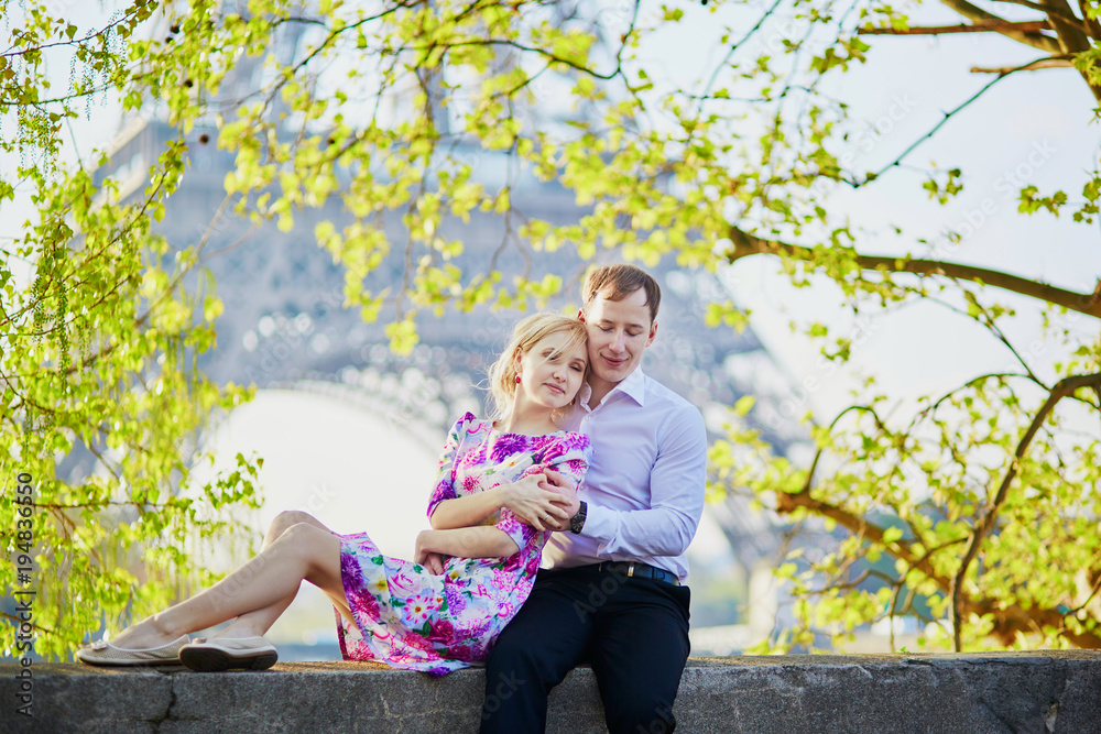 Fototapeta premium Couple in front of the Eiffel tower in Paris, France
