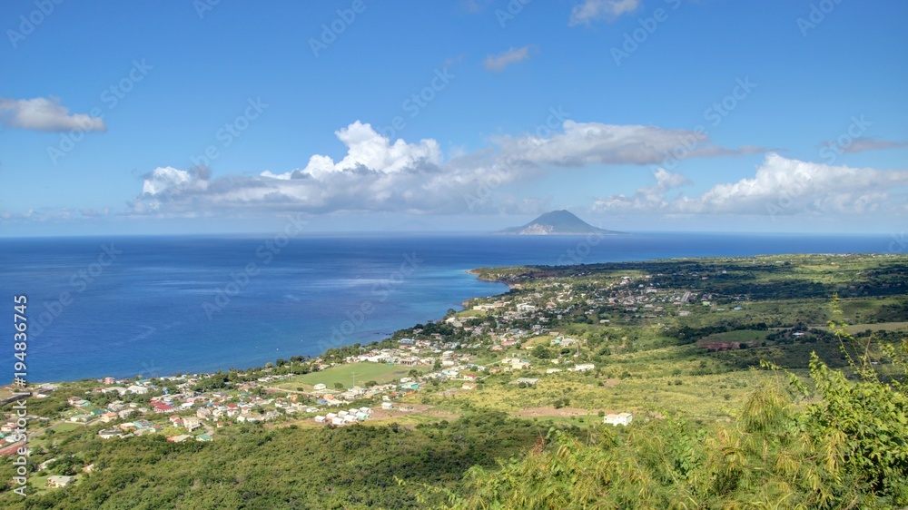 forteresse à Saint-Kitts-et-Nevis et panorama sur la mer des caraïbes