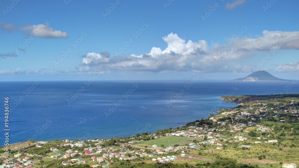 forteresse à Saint-Kitts-et-Nevis et panorama sur la mer des caraïbes