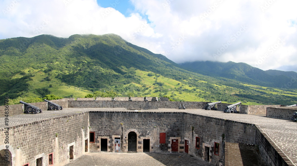 forteresse à Saint-Kitts-et-Nevis et panorama sur la mer des caraïbes