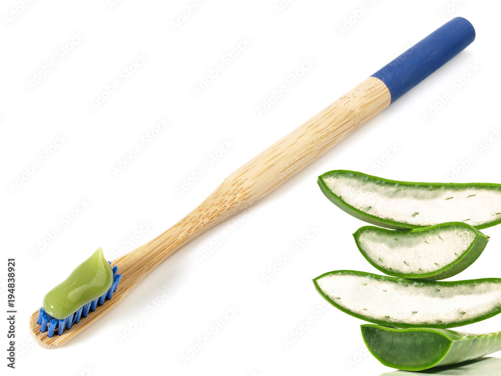 Fototapeta premium Zahnbürste mit Aloe Vera Zahnpasta
