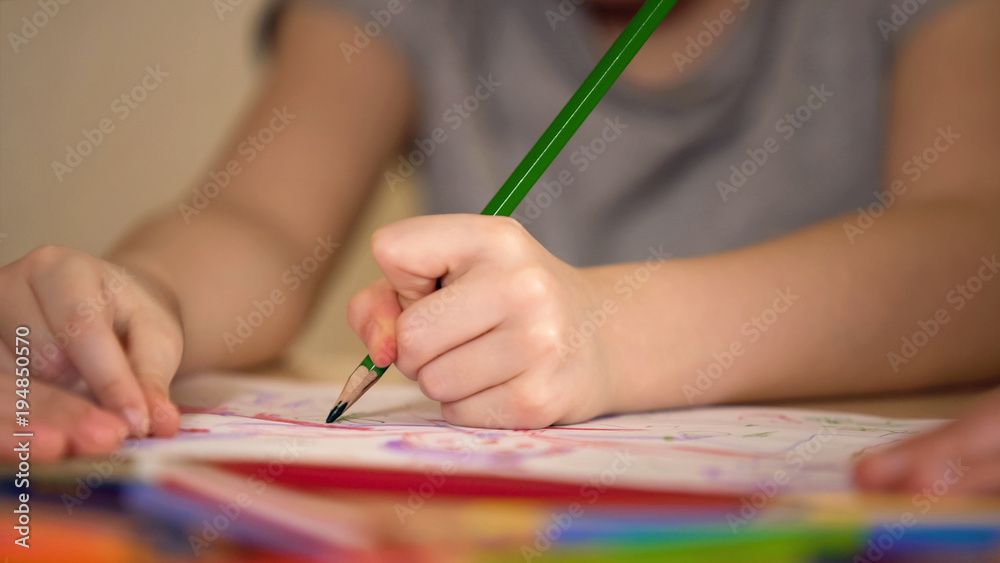 Naklejka premium Hands of parents and child drawing together, happy family having fun together