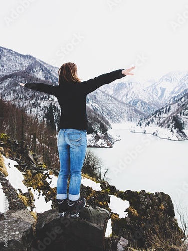 ragazza libera con le braccia aperte in montagna photo