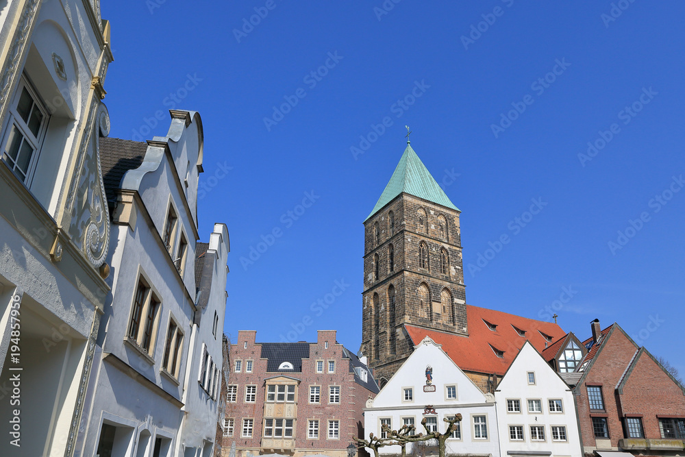 Obraz premium Marktplatz mit Stadthaus Fassaden und Stadtkirche in Rheine