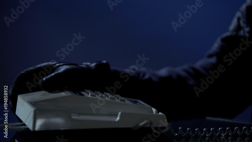 Konstfotografi Unidentified man making phone call to demand money for kidnapped victim, crime