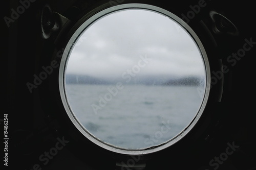 船中の窓から曇った外を見る