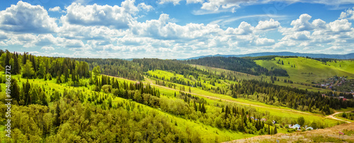 панорама летнего пейзажа с лесом и холмами, Россия, 