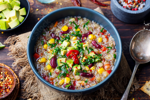 Fotografia Vegetable quinoa soup, stew with avocado, corn, beans. Top view.