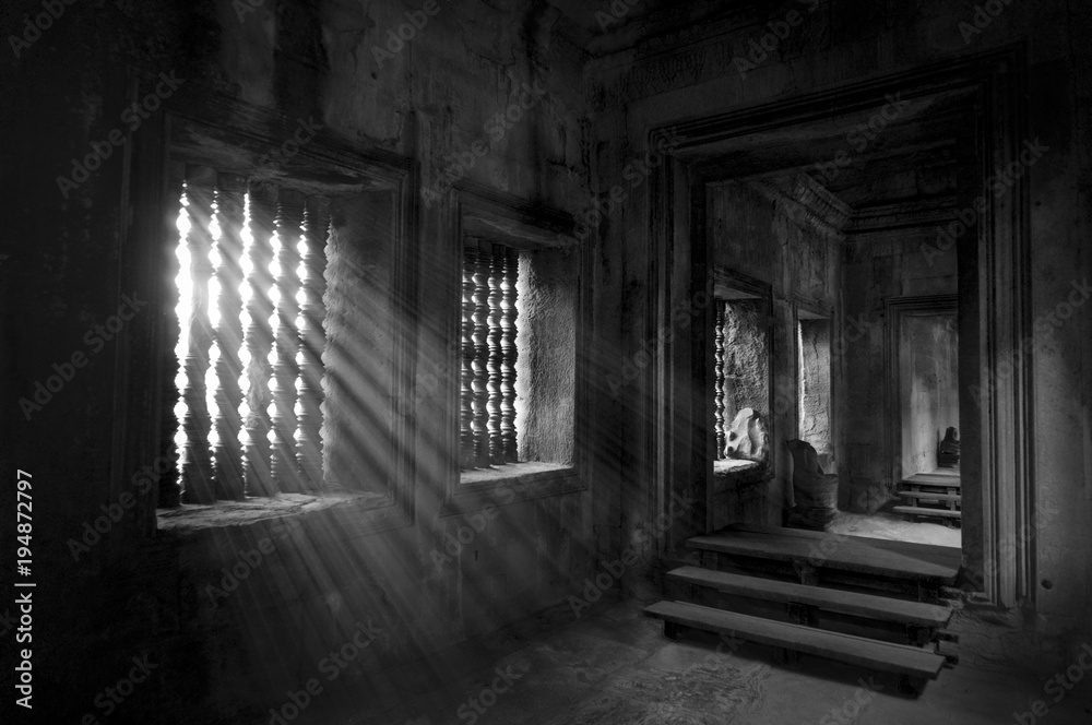 Des rayons de soleil dans un couloir du temple d'Angkor Wat au Cambodge
