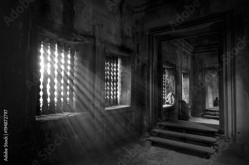 Des rayons de soleil dans un couloir du temple d'Angkor Wat au Cambodge 