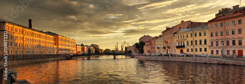 Tableau sur toile Evening on the embankment of the river Fontanka in Saint Petersburg