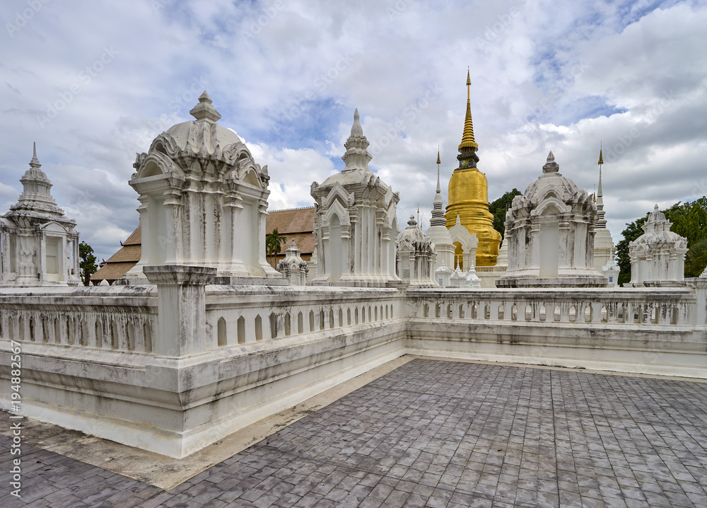 Fototapeta premium Suan dok temple, Wat Suan dok in chiangmai, Thailand
