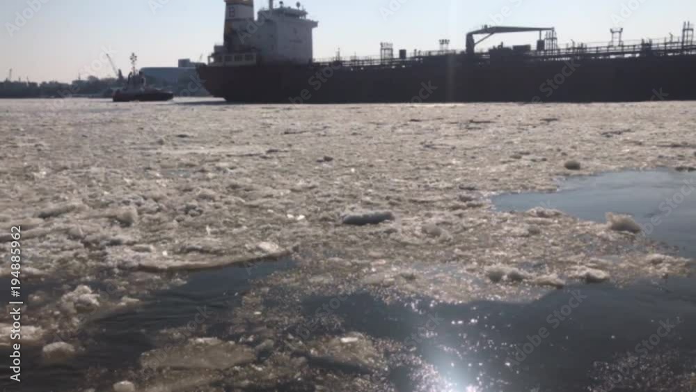 Eisschollen im Hamburger Hafen Terminal Burchardkai