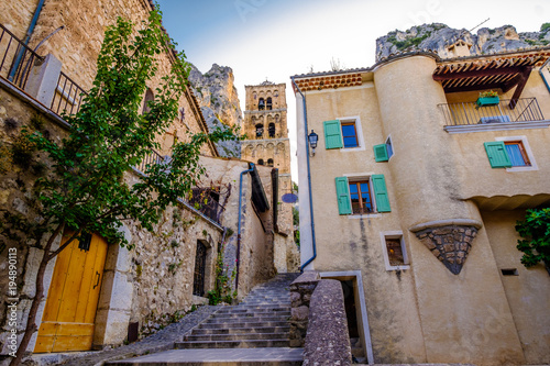 Vue sur la rue et l'église de Mousters-Sainte-Marie. Village en Provence, France. photo