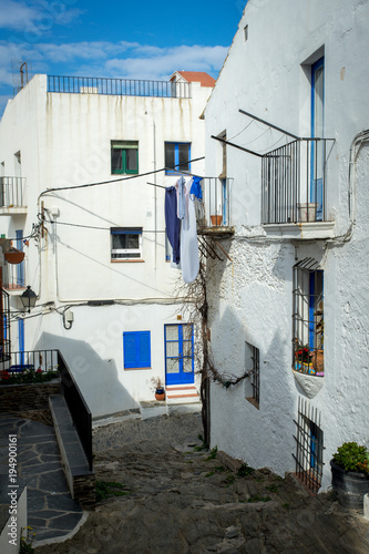 une ruelle qui descend au milieu des maisons à façades blanches © Olivier Tabary