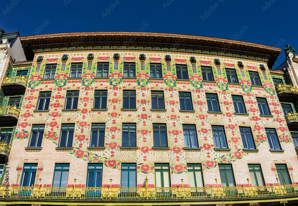 Fototapeta premium Impresje Art Nouveau z Wiednia - Majolikahaus po lewej Wienzeile