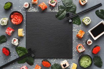Gordijnen Sushi bar Sushi op vierkante zwarte leisteen  © Prostock-studio
