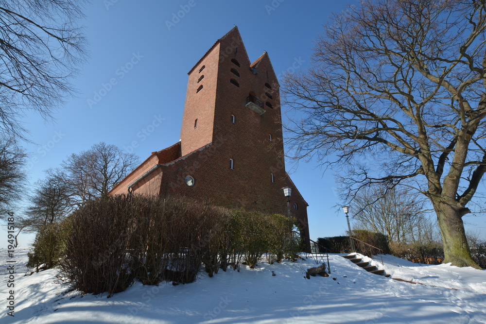 Fototapeta premium Kirche in Göhren auf Rügen im Winter