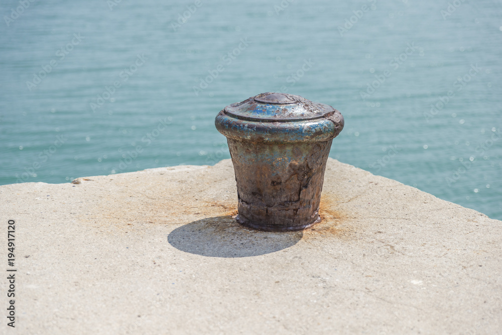 Słowenia  - 20 sierpnia 2017: Słupek cumowniczy na molo w Portoroz