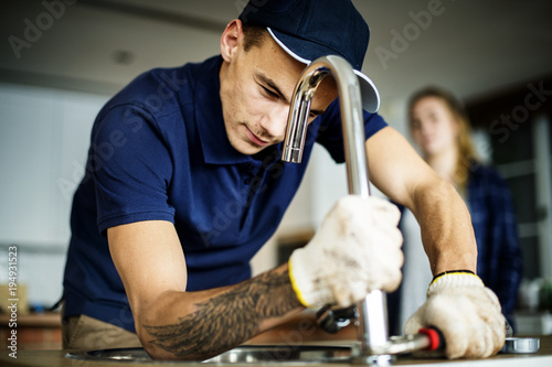 Εκτύπωση καμβά Plumber fixing kitchen sink