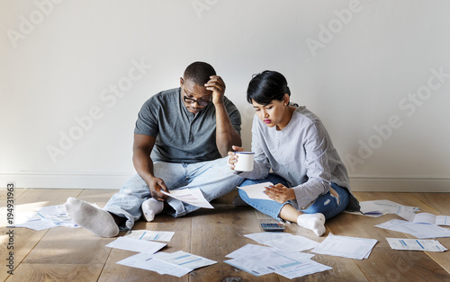 Couple managing the debt Fototapet