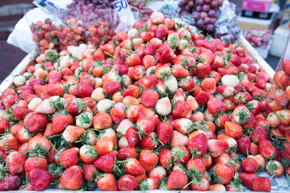 Φωτογραφία Fresh strawberry on a mobile cart for sell at Yaowarat market, Bangkok, Thailand