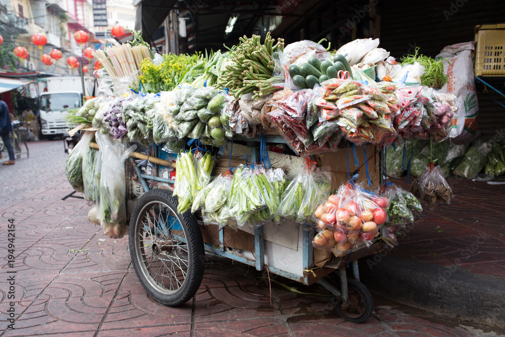 Φωτογραφία Variety of tropical vegetables on mobile cart for sell at Yaowarat market, Bangk