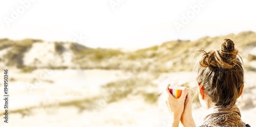 Frau mit Tasse in dünen