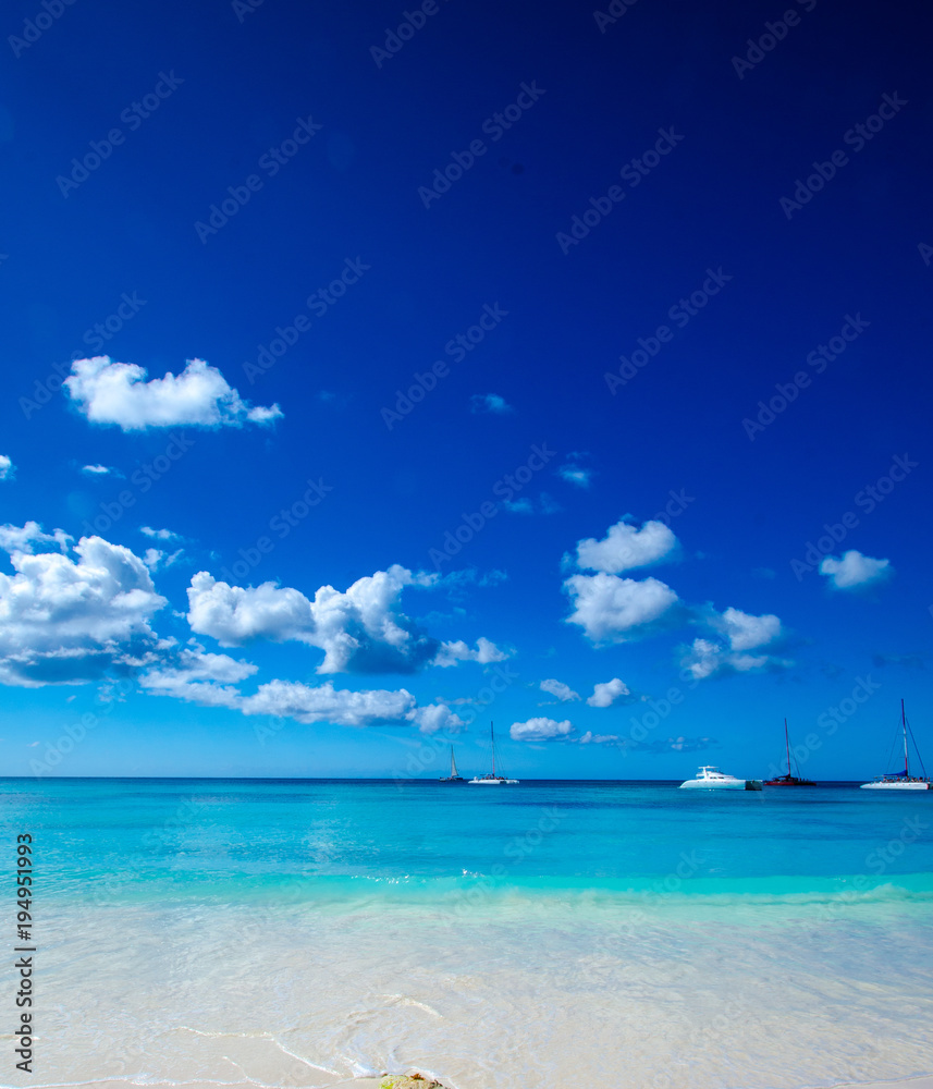 Blauer Himmel in der Karibik