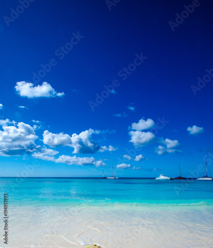 Fototapeta Naklejka Na Ścianę i Meble -  Blauer Himmel in der Karibik